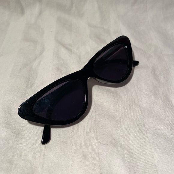 RETRO FEEL URBAN OUTFITTERS SUNGLASSES - Picture 3 of 3